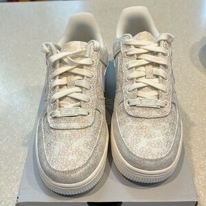 Nike Air Force 1 ‘07 SE, women’s size 7, floral print, never worn